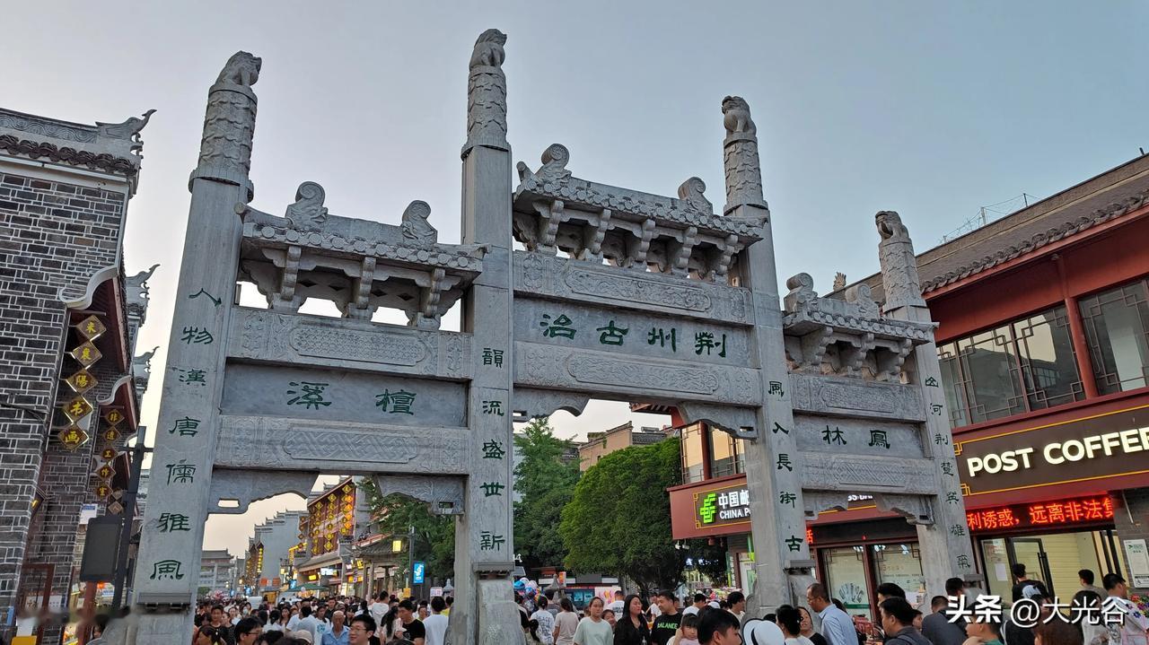 襄阳古城，唯一不好的体验就是两边的商家对着马路大喇叭喊。[微笑][允悲][打ca