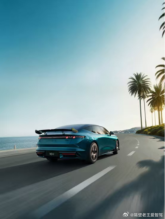 纯电轿车市场真的太无聊了，清一色的圆润造型+眯眯眼大灯，看得人审美疲劳。领克10