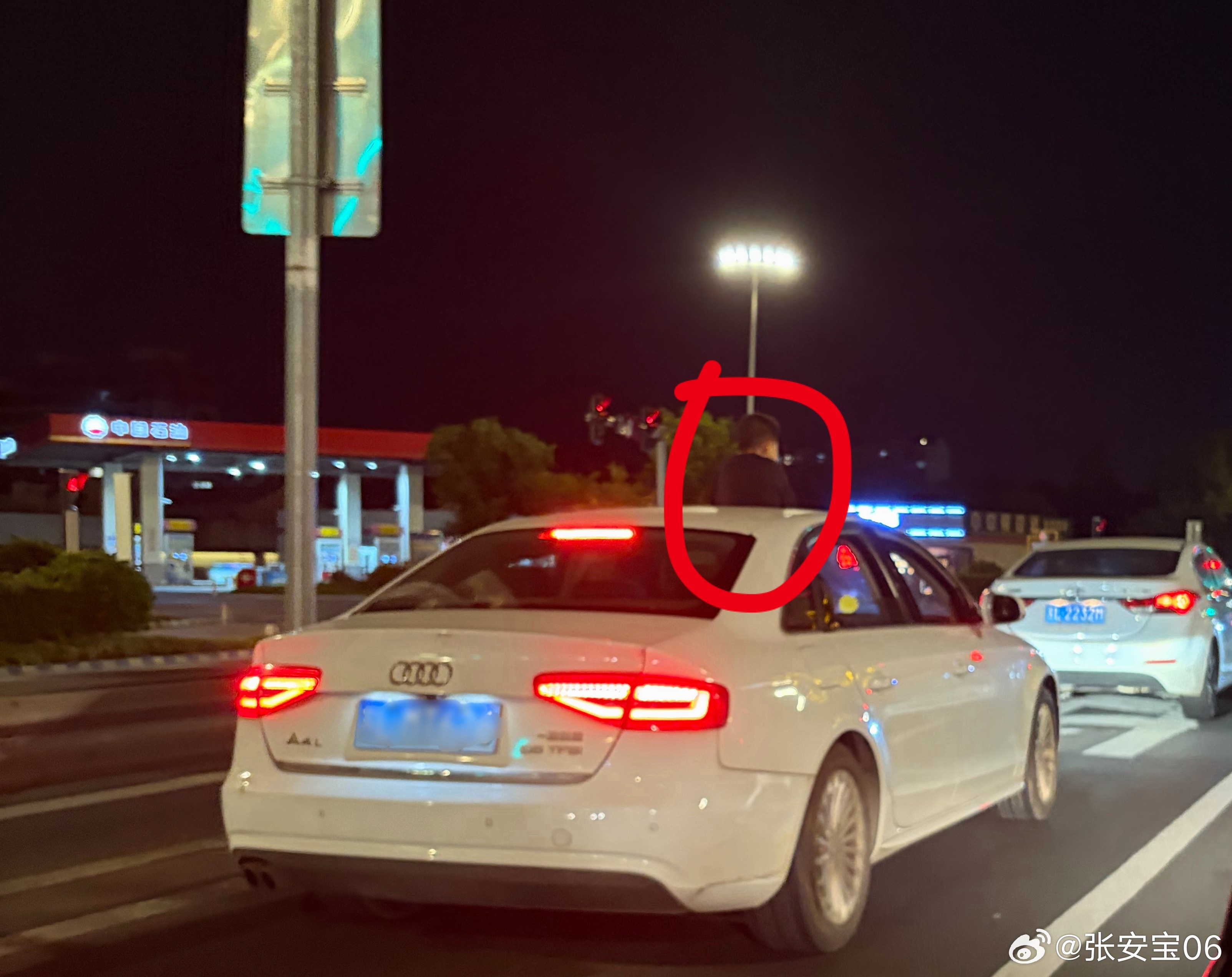 这小孩哥就这么一路过来的 ​​​