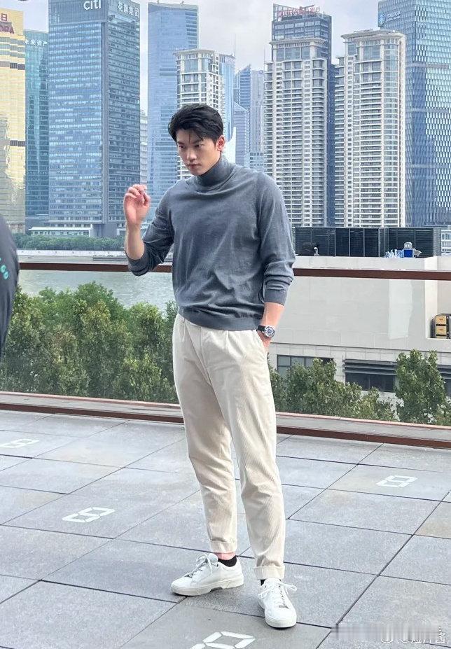 汪顺真实顶级身材啊！普通的针织衫被他穿成了这样，这个胸肌真的优秀，怎么能有把基础