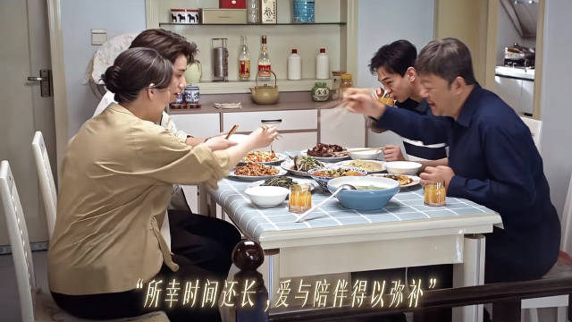 #生逢其时# 爱或许会迟到，但一直没有缺席，它悄悄地藏在生活每一个细节里，绕了一圈，终于来到了阳光下