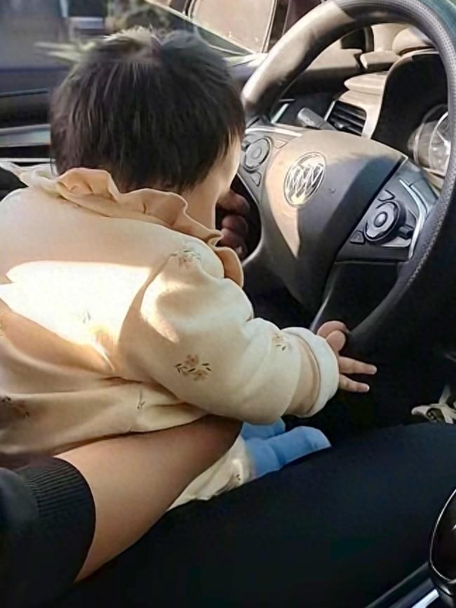 这父亲太不负责了！河南，一位男车主竟然一手抱着几个月大的婴儿，一手握着方向盘在马