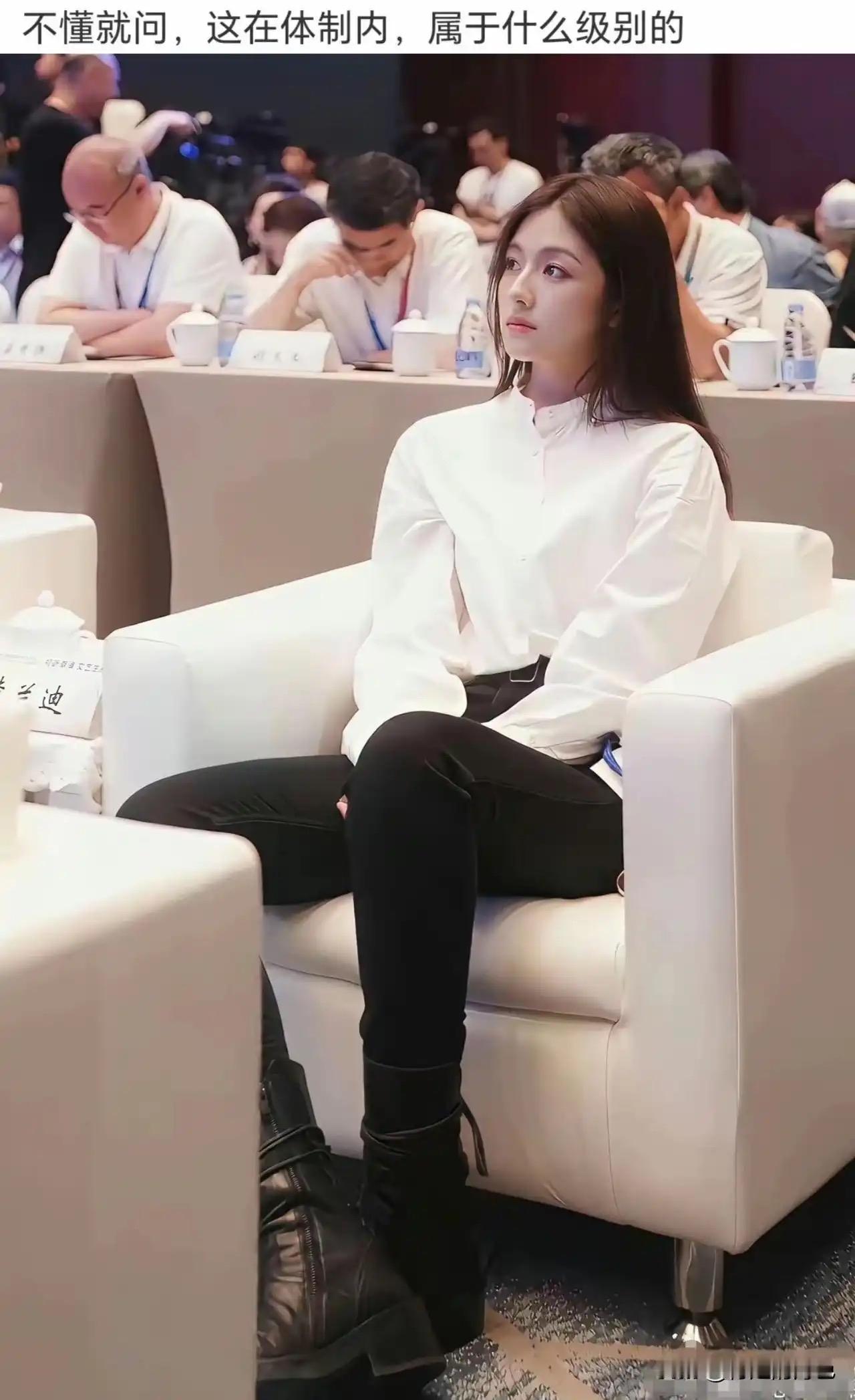 会场抓拍的小姐姐太惊艳了！简约白衬衫搭配黑裤子，气质干净通透，眉眼清冷温柔，一身