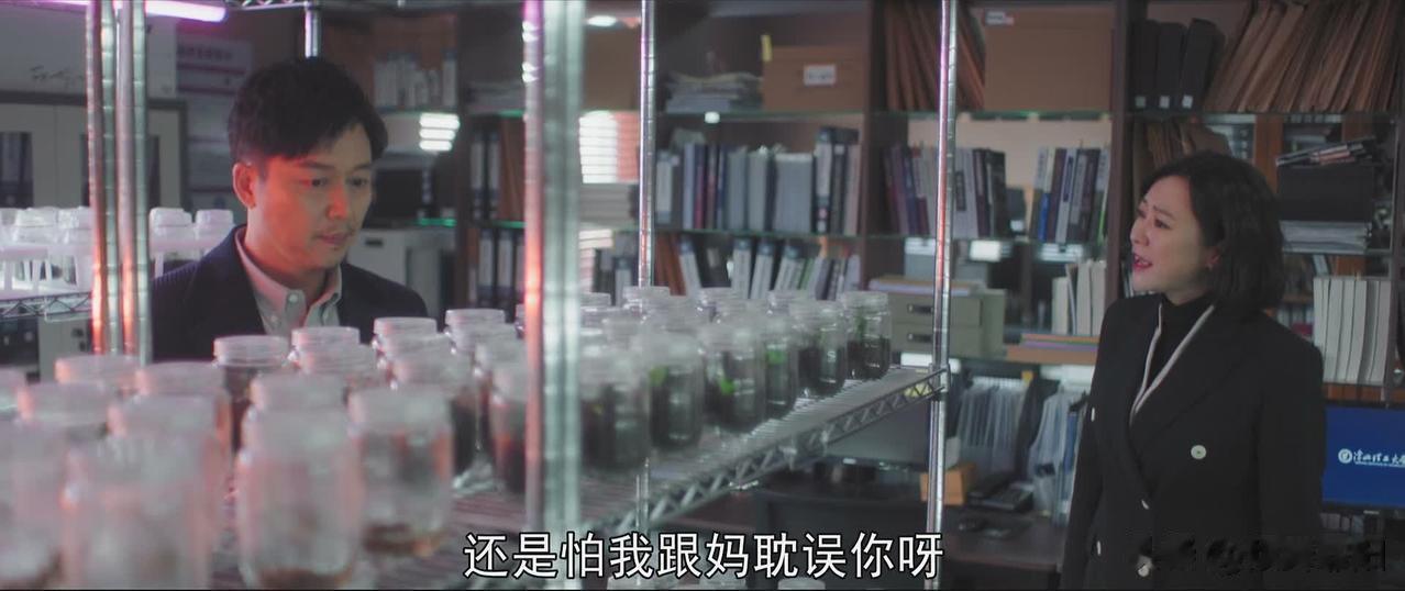 《熟年》剧中，倪伟强为了逼张春梅和他离婚，悄悄把自己亲妈送去了养老院，张春梅气到