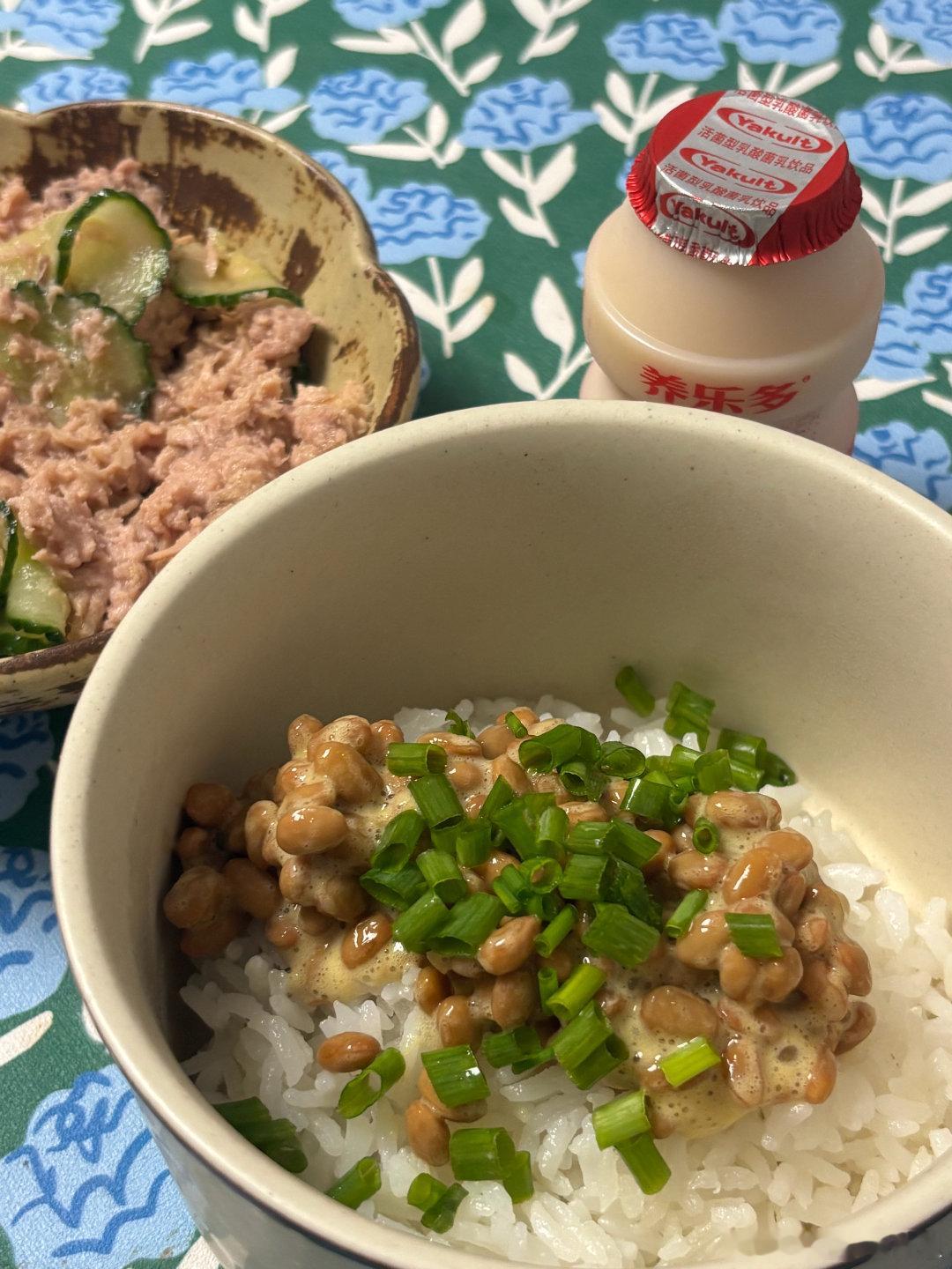 今天做纳豆拌饭还放了一点点青芥酱，非常美味😋 