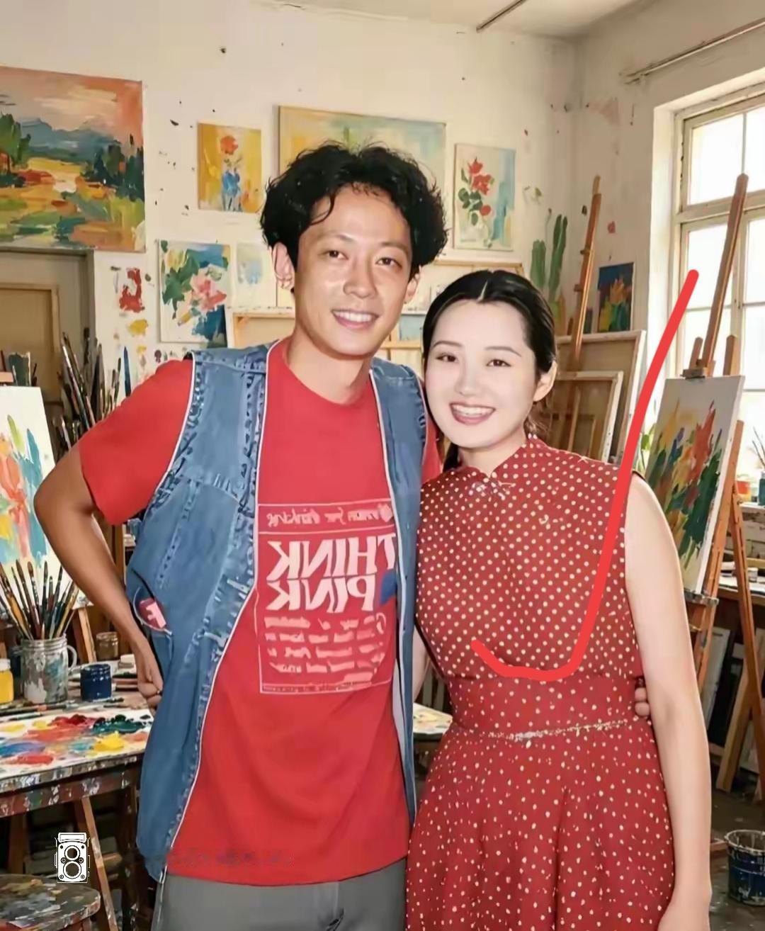 两个朋友在艺术工作室合影。那时候真年轻，青春岁月青春照。这女的真漂亮，是谁呢？艺