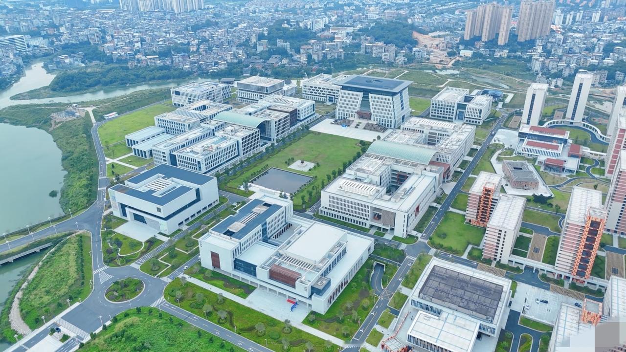 本以为曹德旺花上百亿元建设的福耀科技大学已经够气派了，直到看到了学校夜景，网友惊