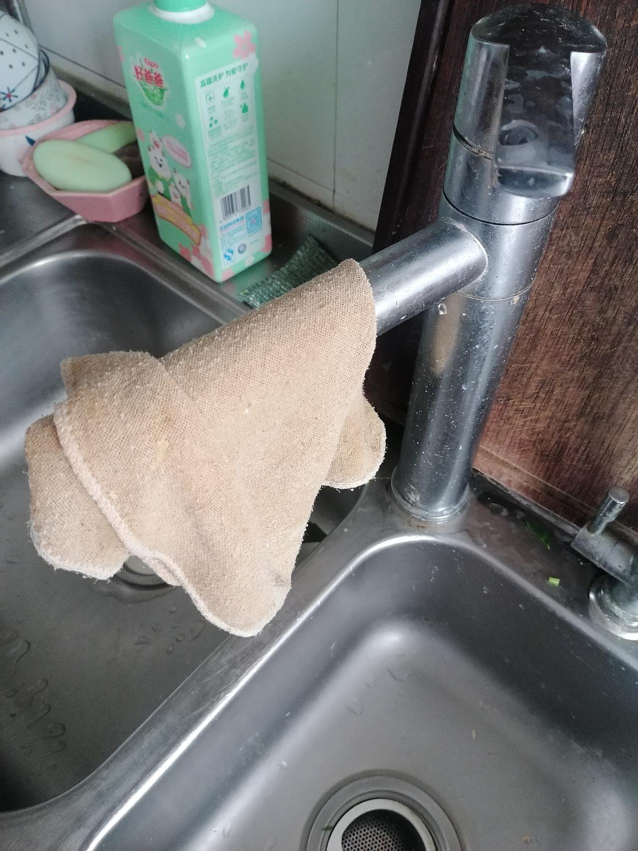 刚才看到一个儿媳妇吐槽婆婆的，说，“你们家婆婆也是这样的吗，抹布就这样挂在水龙头