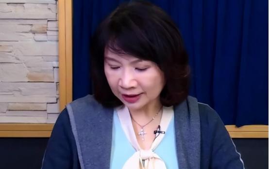 台湾省媒体人陈凤馨表示，按照民调来看，70%以上的台湾地区民众是接受自己是中华民