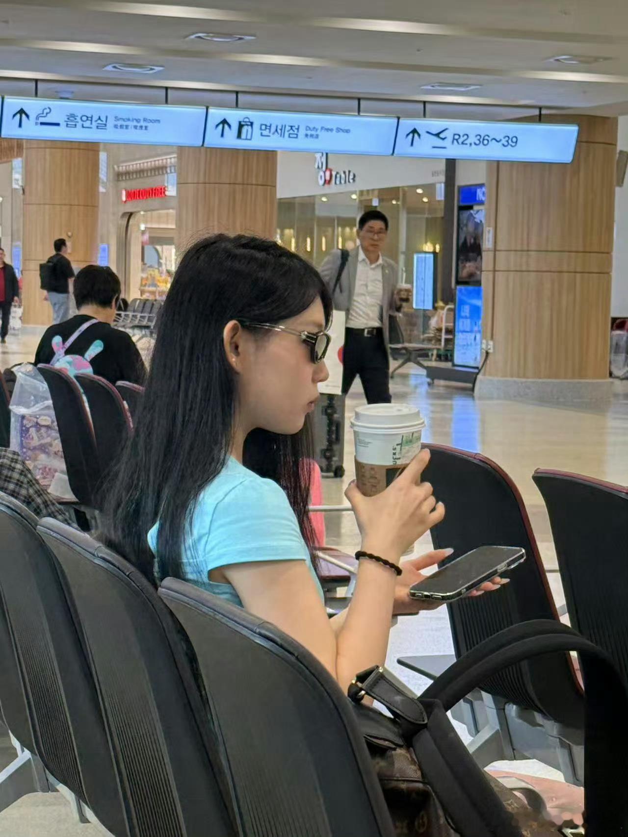 韩国机场偶遇小沈阳女儿韩国机场偶遇沈佳润 韩国机场偶遇小沈阳女儿，18岁沈佳润戴