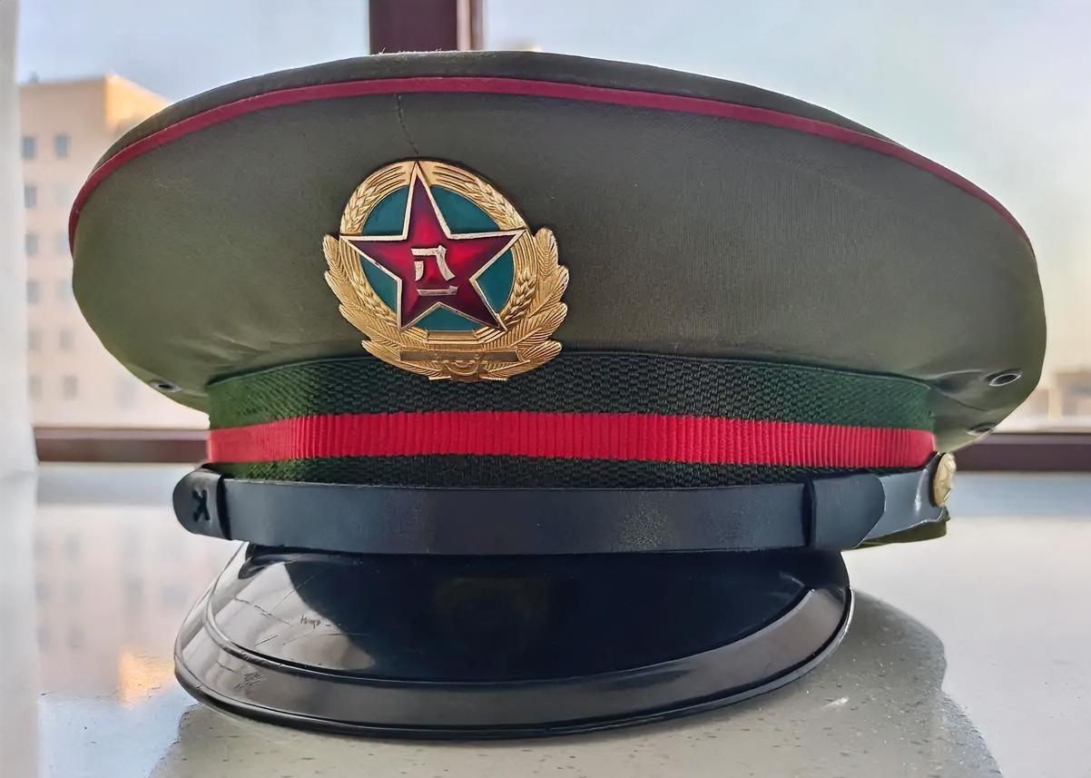哪位老师知道这是几几式退役的解放军士兵军帽？