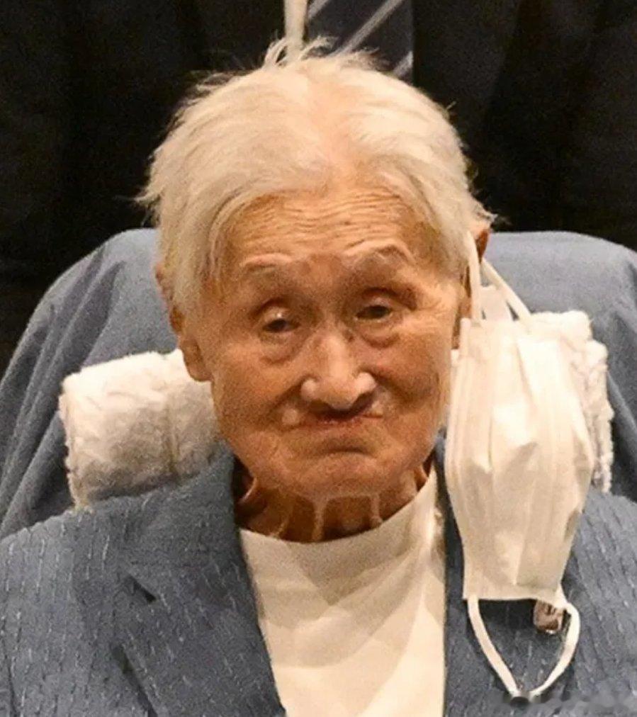 搞事的精神导师森喜朗，还是活的。日本某周刊爆料说，不久前森喜朗为搞事注入了新的活
