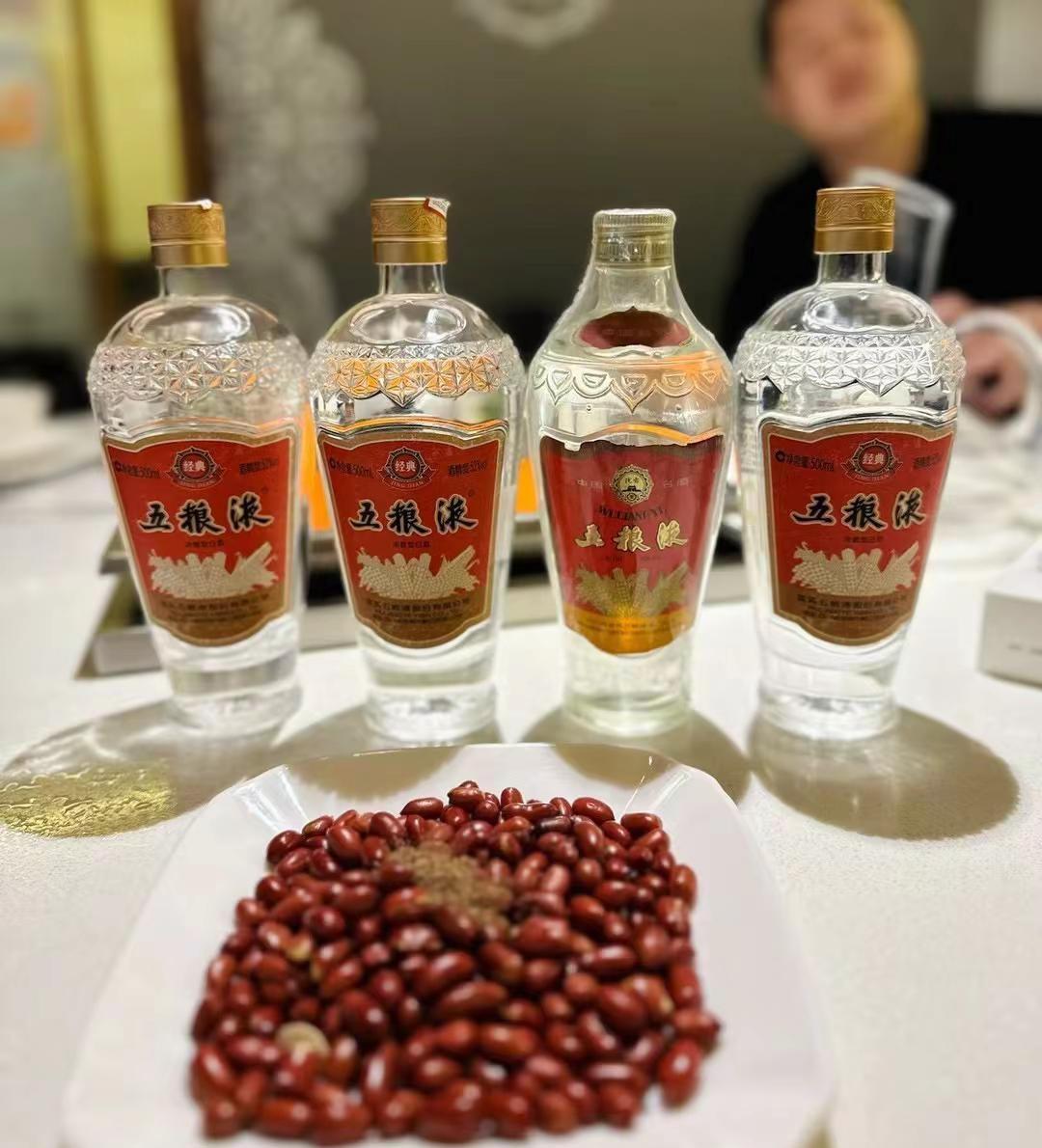 淡淡胭脂遮住了思绪，小酌几杯却有醉意……