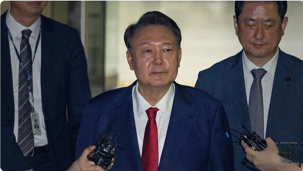 从不缺席内乱审判的尹锡悦，刚
二进宫就身体不适？
最后一张底牌是“健康”？
尹前
