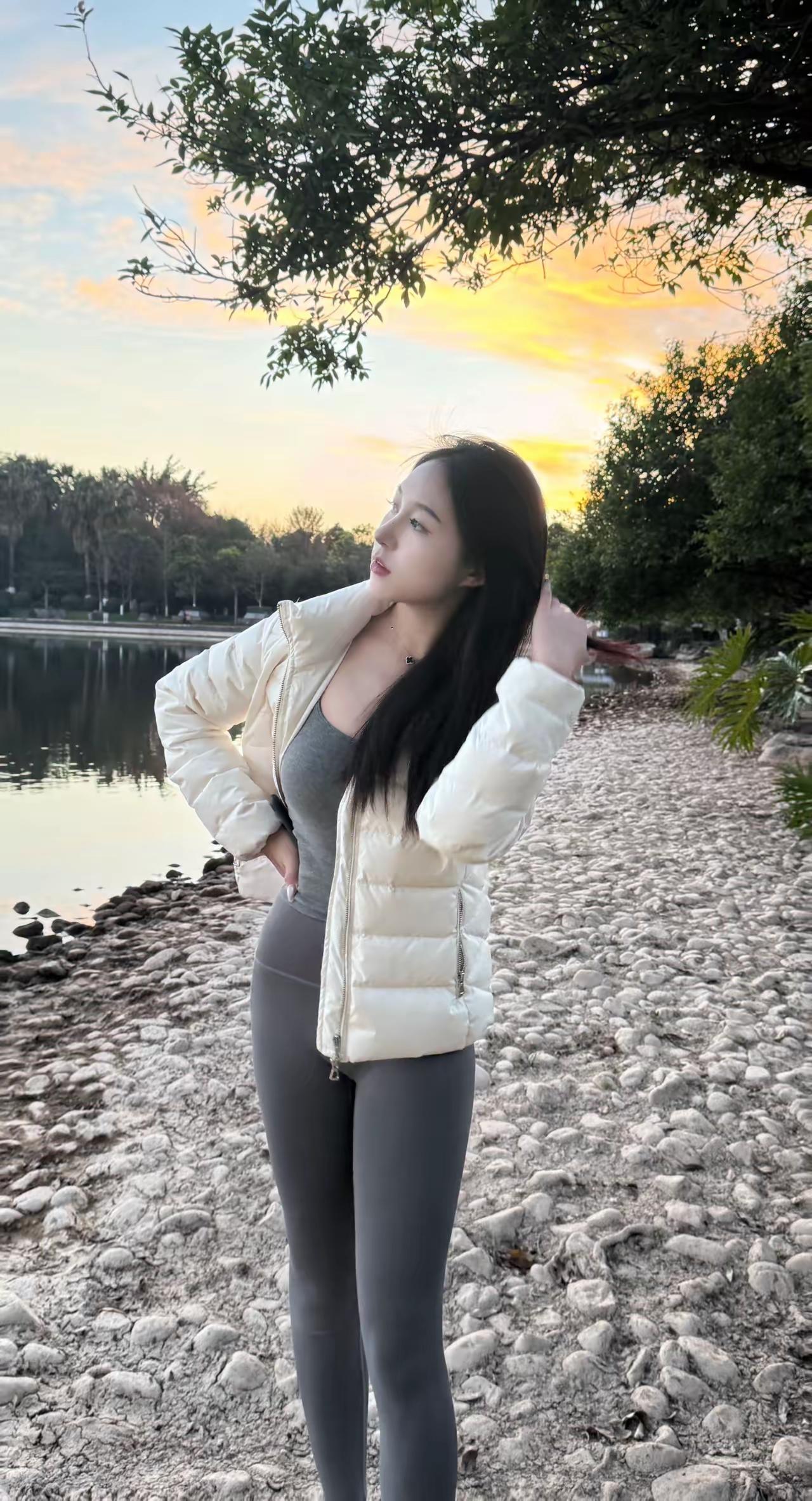 水边轻抚发，日落映红妆。