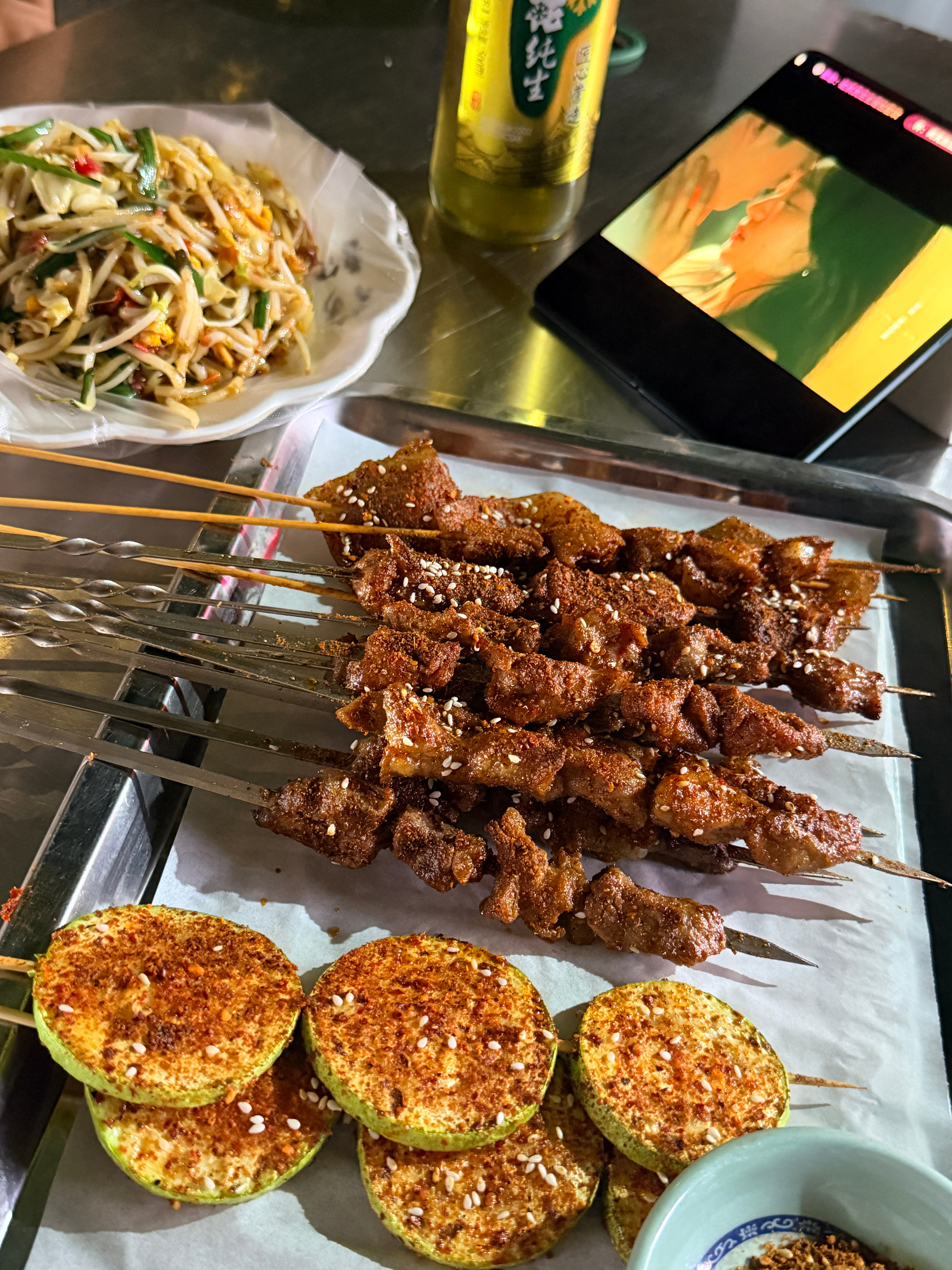 昨晚出门溜达吃了夜宵但是这个云南炒米线真的很好吃😋 ​​​