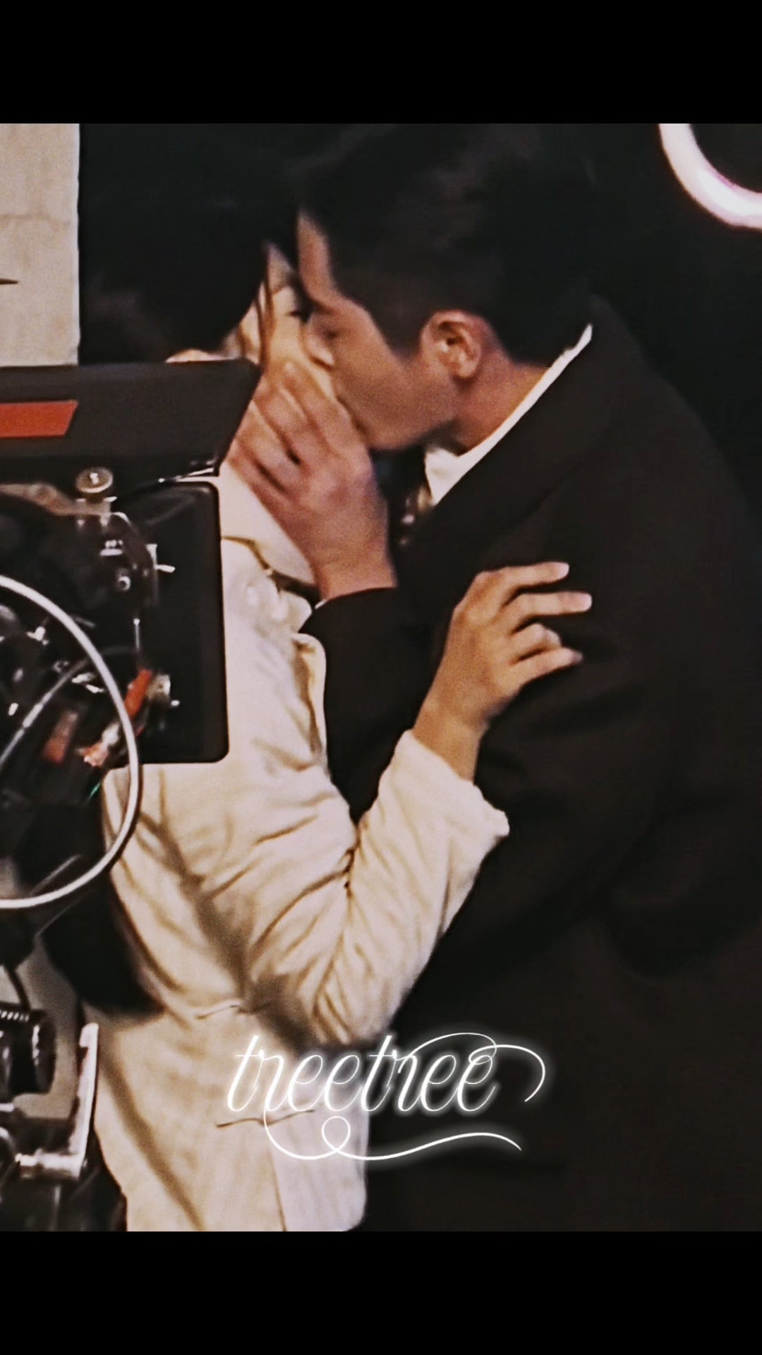 等了27天男女主终于亲上了 《玉簟秋》路透比正片还绝！丞磊西装革履吻得深情，徐若