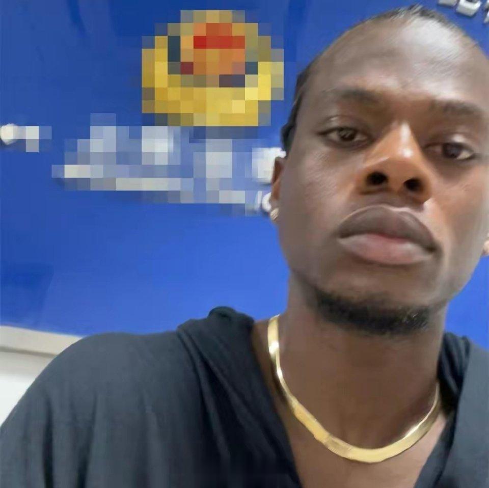 美国黑人说唱歌手Tobi Lou来中国上海巡演结束后，发布了他在派出所的照片。之