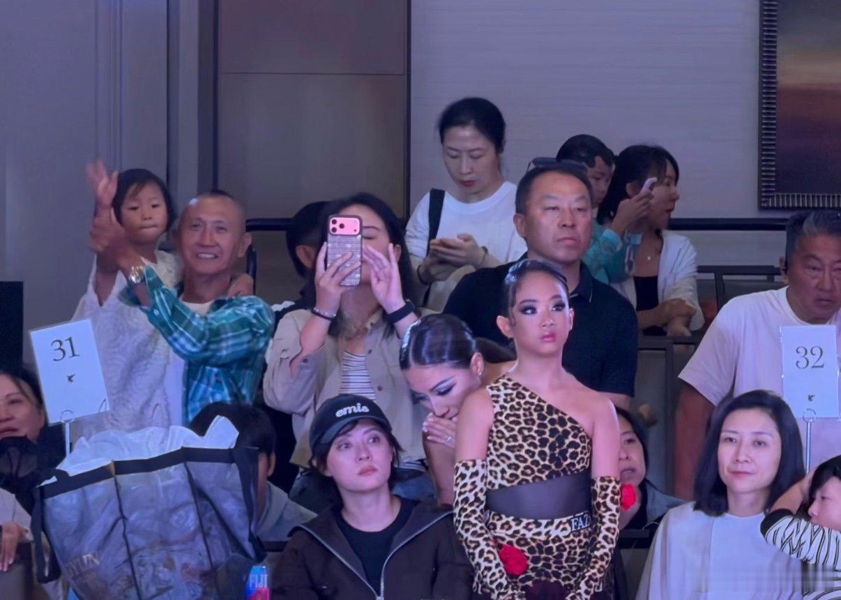 小花化了妆和邓超一模一样小花这套豹纹化了妆和邓超一模一样孙俪素颜陪女儿参加拉丁舞