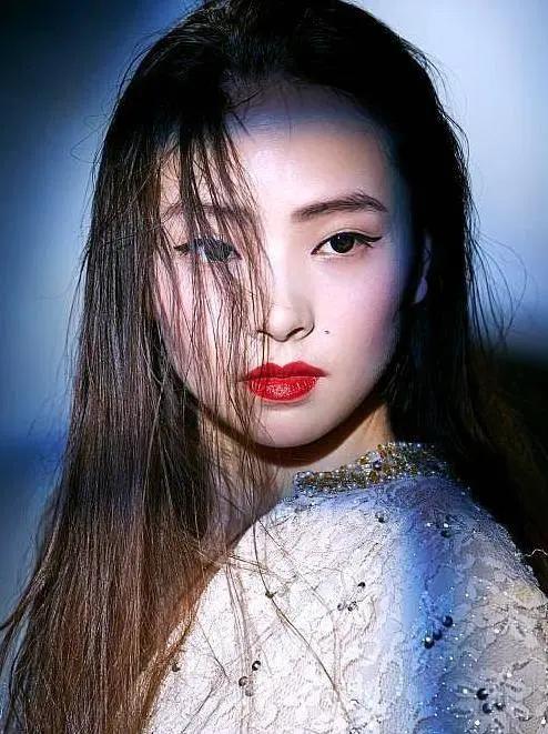 金像奖影后，曾美慧孜，出演繁花，扮演一个肥胖的打工妹，笨拙的敏敏，却很善良，尽心