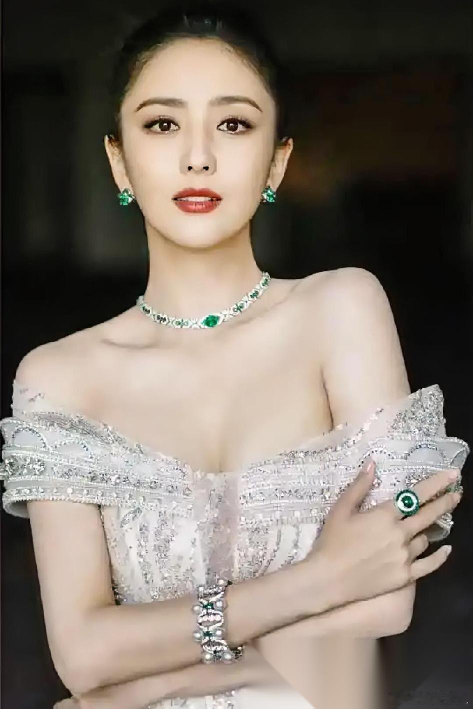 佟丽娅当年为啥没马上离婚？ 原因很简单， 不是舍不得，也不是没勇气，而是因为她把