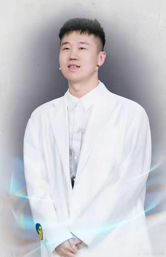 球赛季解说少不了德云社不愧是德云社，走到哪里都自带综艺效果，杨九郎邀约王一珩一同