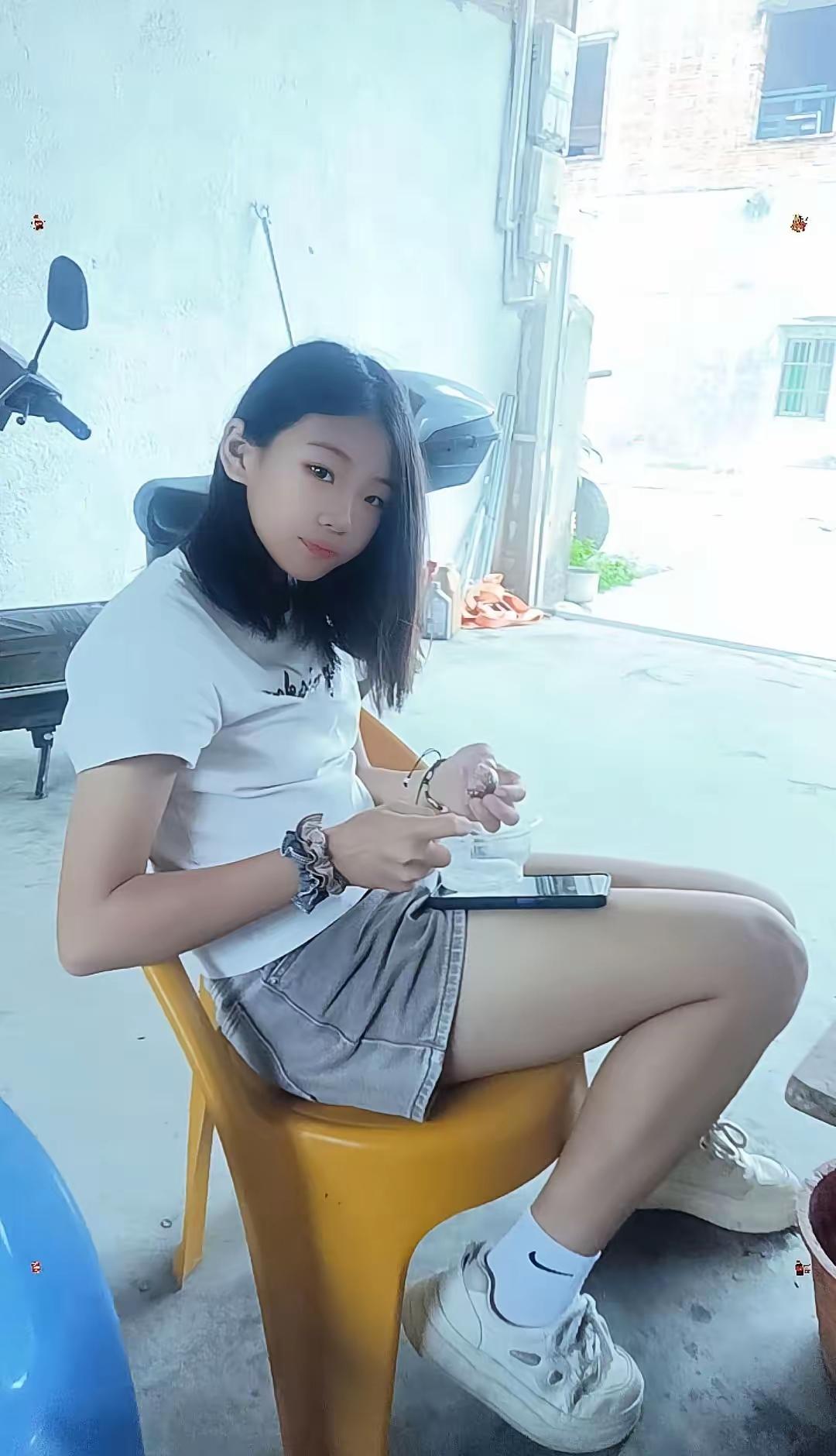 悠闲午后，阳光洒进的小院，少女坐在椅子上享受宁静时光。