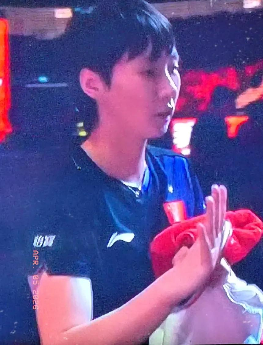 王曼昱赢了！4-2击败申裕斌，闯入决赛，胜利会师孙颖莎，连续三年，包揽澳门世界杯