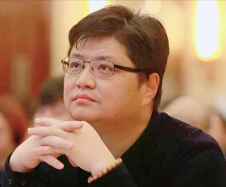 2020 年，52岁的李学凌做出了一个令商业圈为之震动的决定。他将自己一手创办的