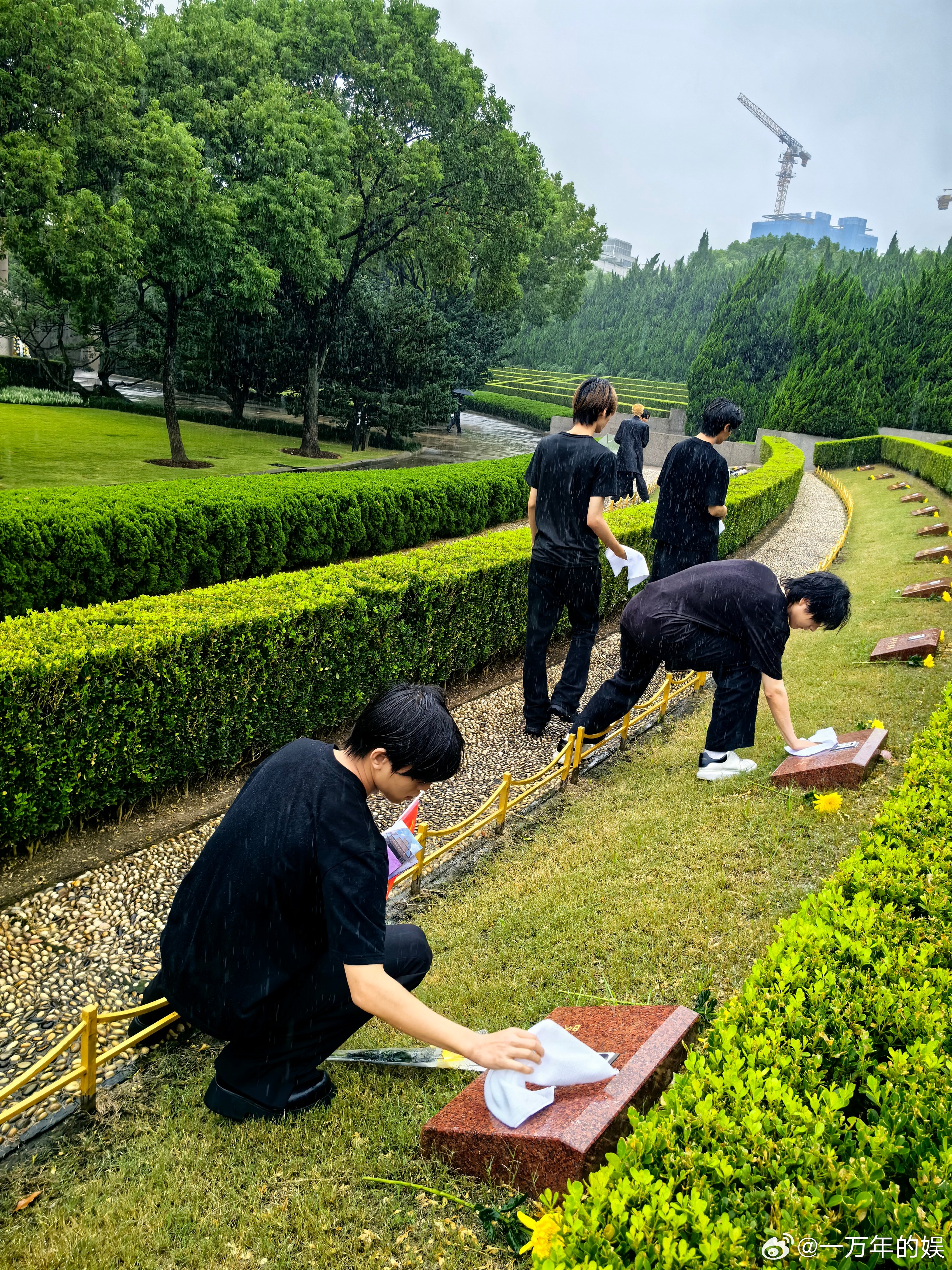 练习生国庆冒雨祭扫烈士陵园 别样的国庆记忆，龙生九子团练习生冒雨祭扫陵园，向革命