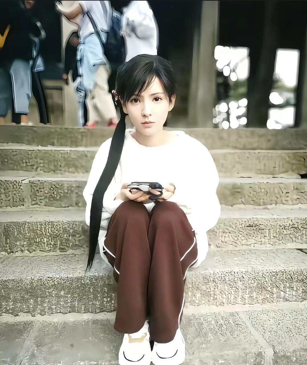 我的妻子，名叫褚玲珑。她是少阳派掌门褚磊的长女，也是璇玑一母同胞的双胞胎姐姐。 