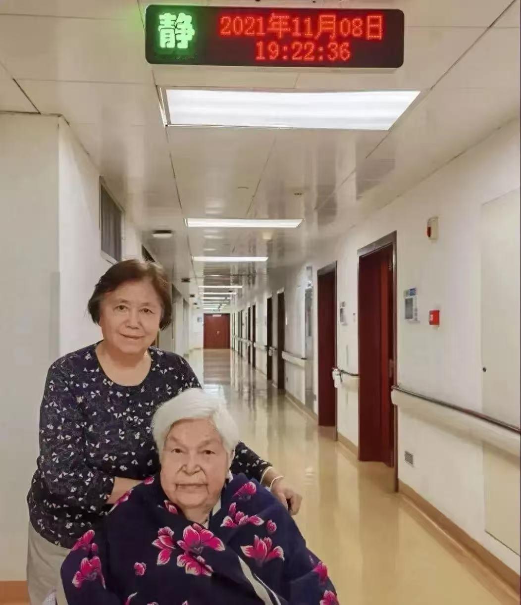 2021年11月，刘亚楼上将遗孀翟云英生前最后一张留影，当时93岁高龄的她正在医