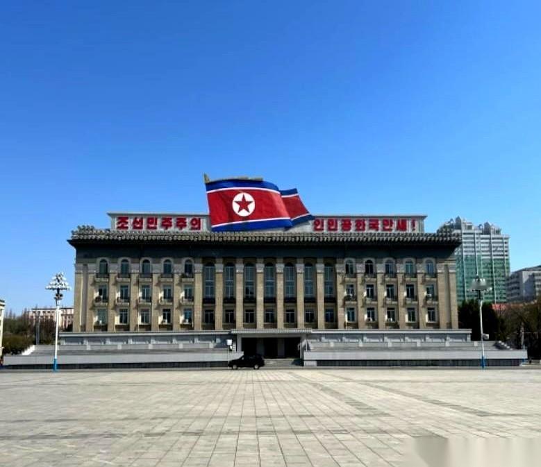 一个守着全球最大油田，最后活活把自己作成全民饥饿。
一个被全世界围堵了几十年，居