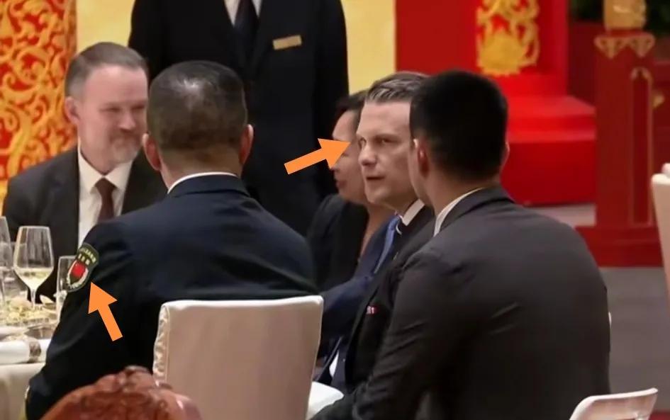 美国战争部长赫格塞思与我军部长聊天“斜白眼”示意翻译。