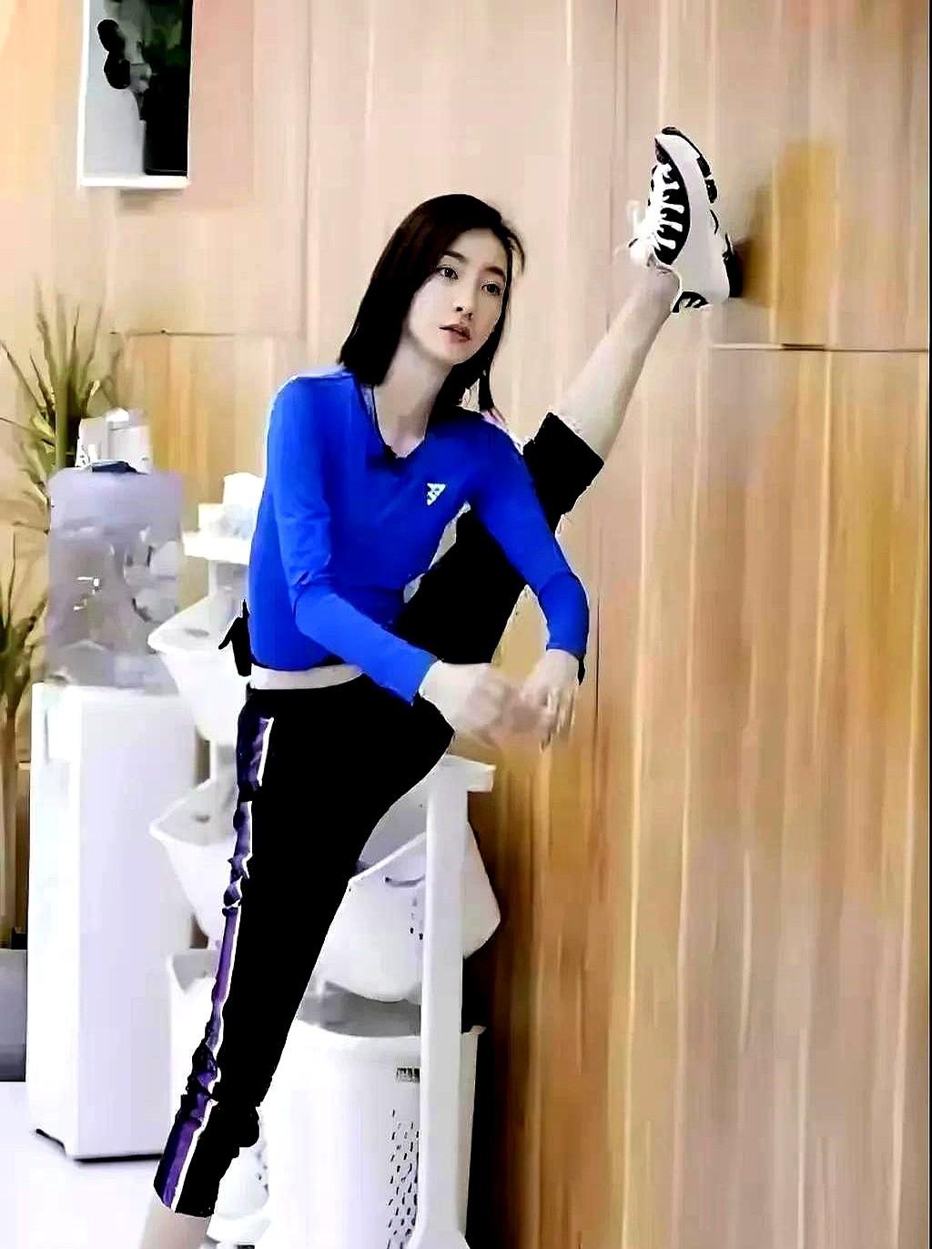 王丽坤最近的机场照又双叒叕出圈了！

35岁女明星夹着毛绒兔子赶飞机，白色针织衫
