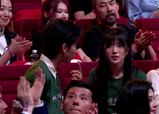 李思潼年度青云突破演员 恭喜妹妹！ 