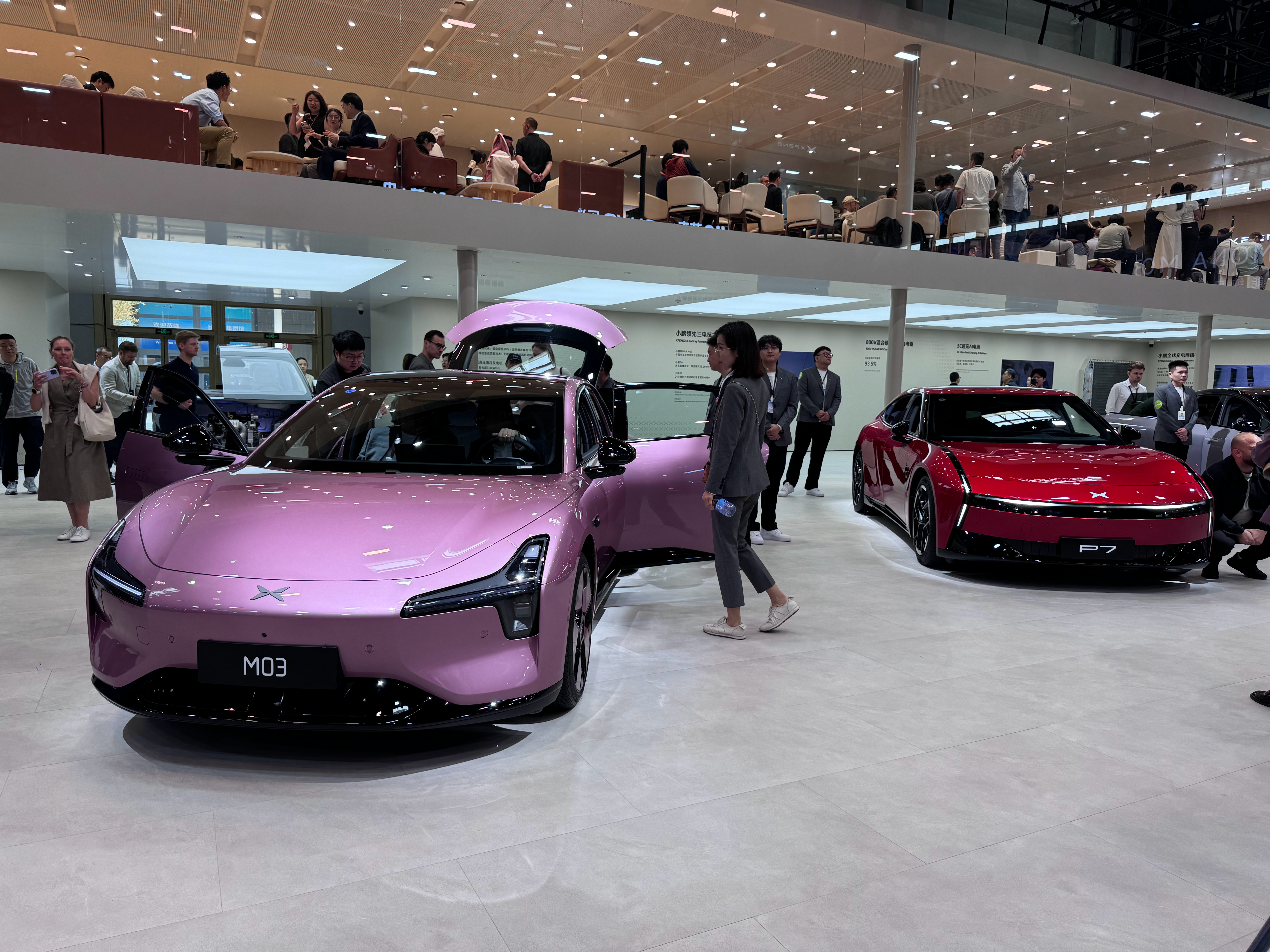 北京车展人真的好多多多多多！完全塞不进去打卡小鹏GX隐藏车色，全新“昆仑云境”的