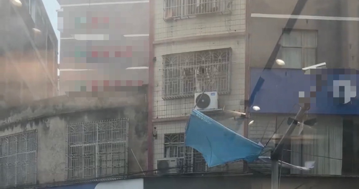 6月13日，网友反映：玉林博白一门店的帐篷被吹飞了。应该是被吹坏了吧？！ 玉林
