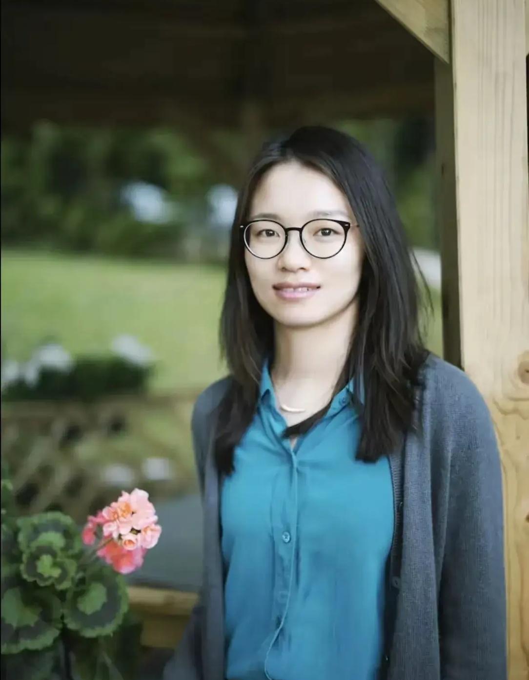 提到数学天才，很多人会立刻想到“韦神”韦东奕。但今天要说的这位女神级学者，同样出