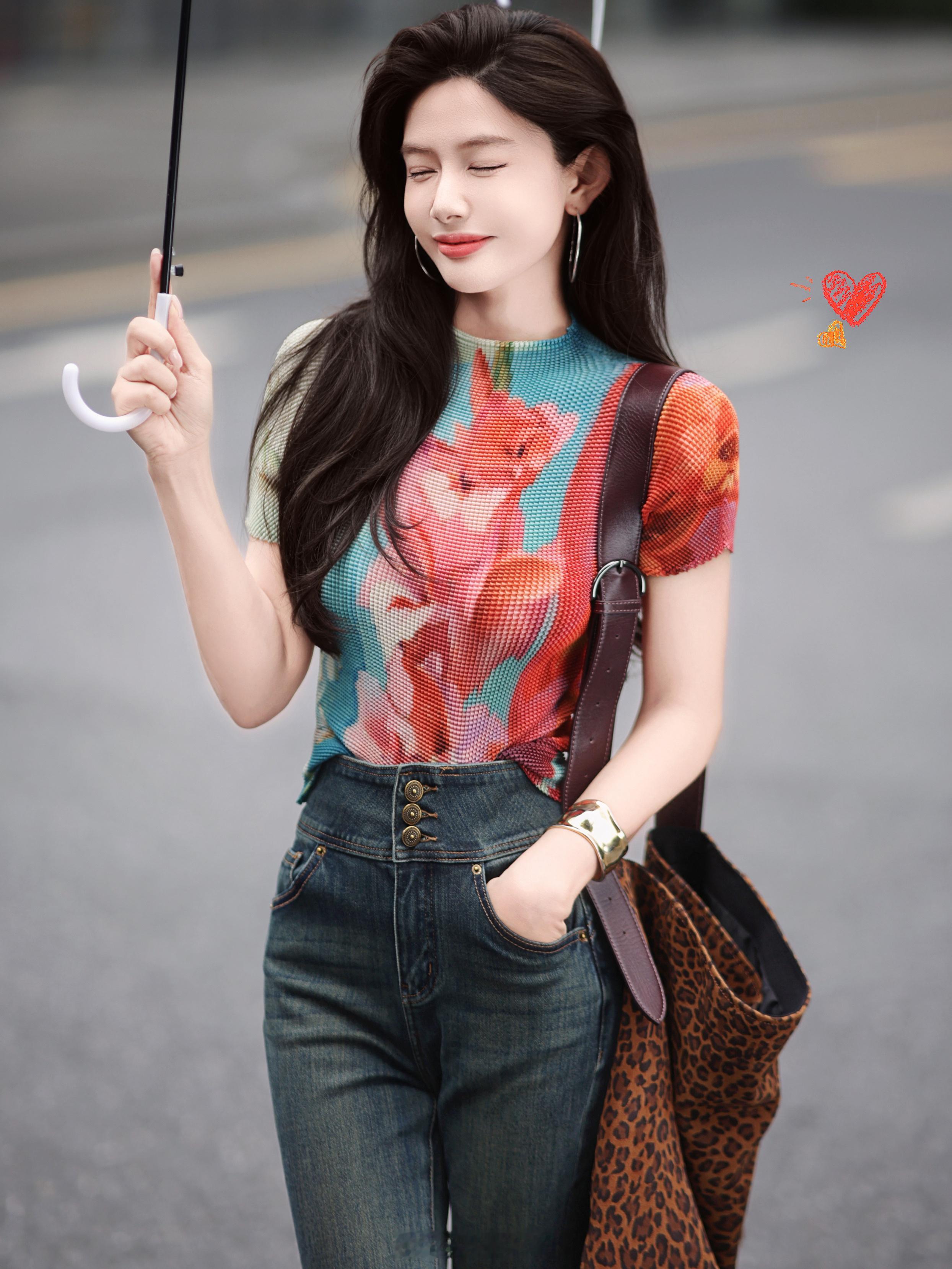 莫？怎么一觉醒来我穿越到了千禧年！[憧憬]这古早的T恤 穿上即明媚啊感觉气质都不