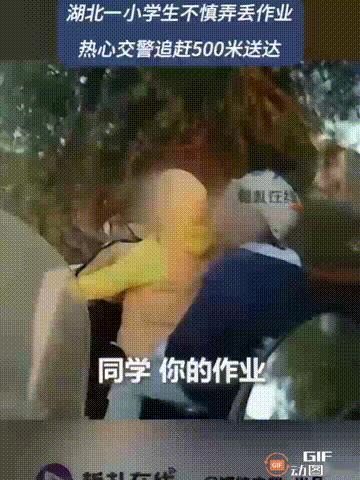 湖北黄石一位妈妈骑电动车接儿子回家时，儿子不慎把作业本掉在了地上。

这一幕刚好