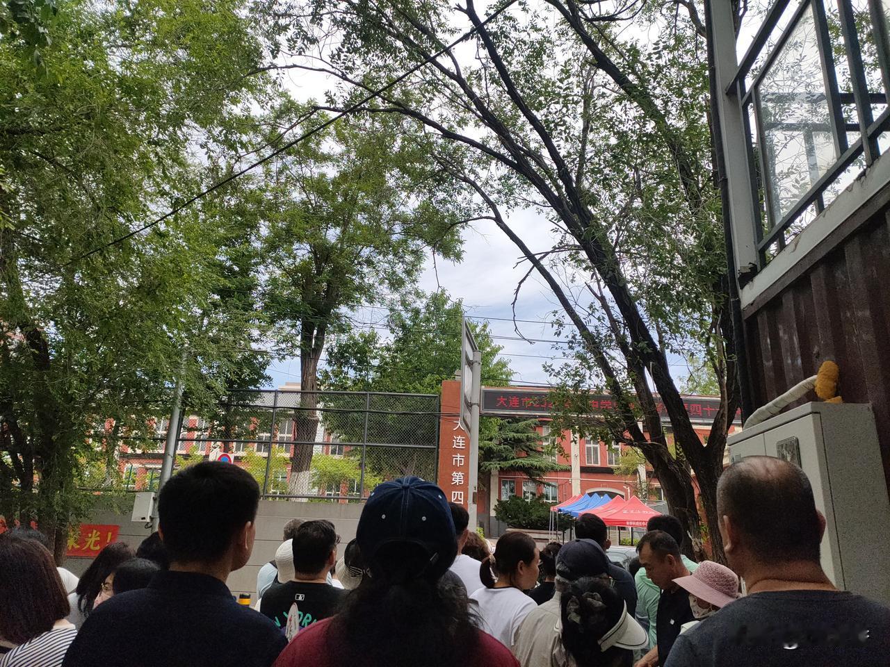 今天上午考了语文，激动的心一直不能平静，在操场外等着孩子的交急的心啊，
