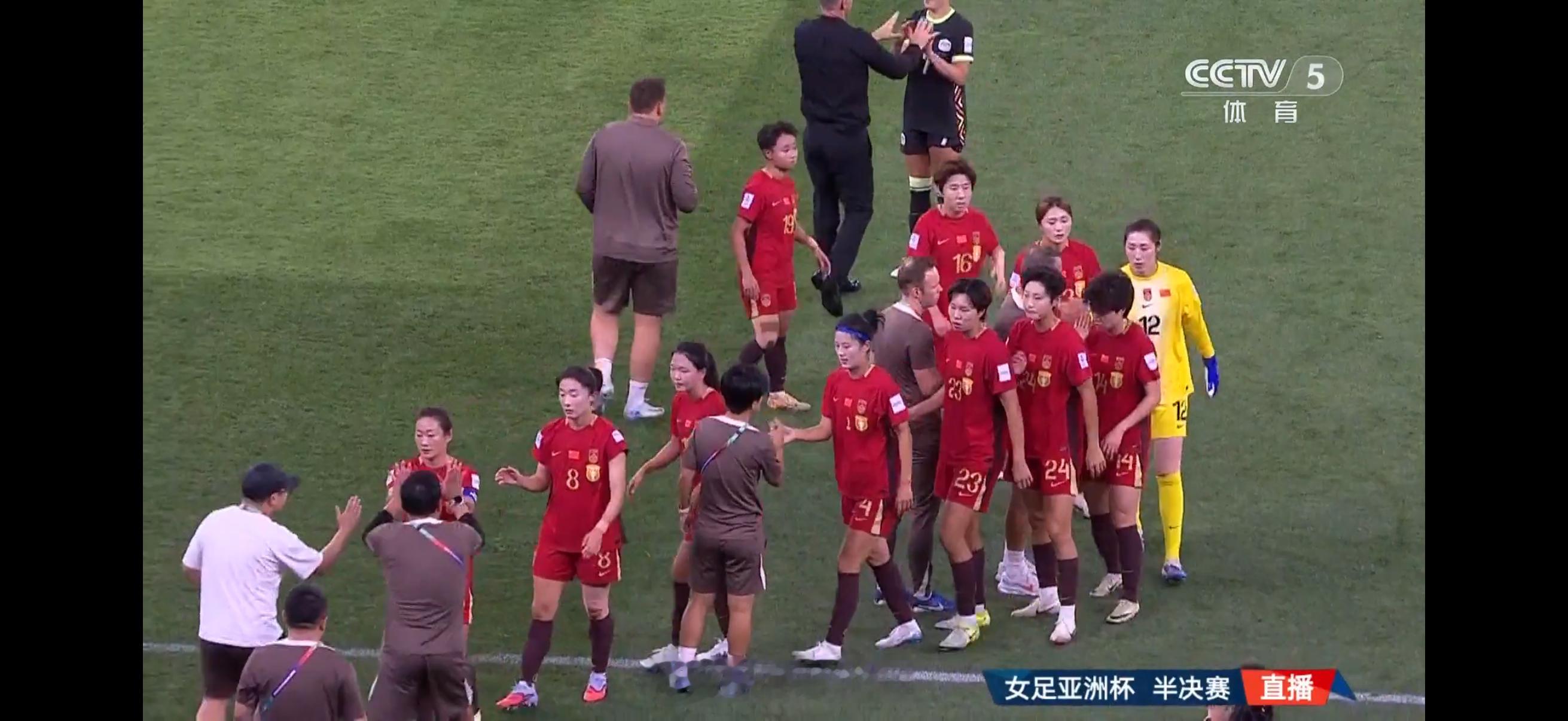 女足亚洲杯半决赛中国队🇨🇳1-2负于澳大利亚队🇦🇺，并列获得第三名，锁定