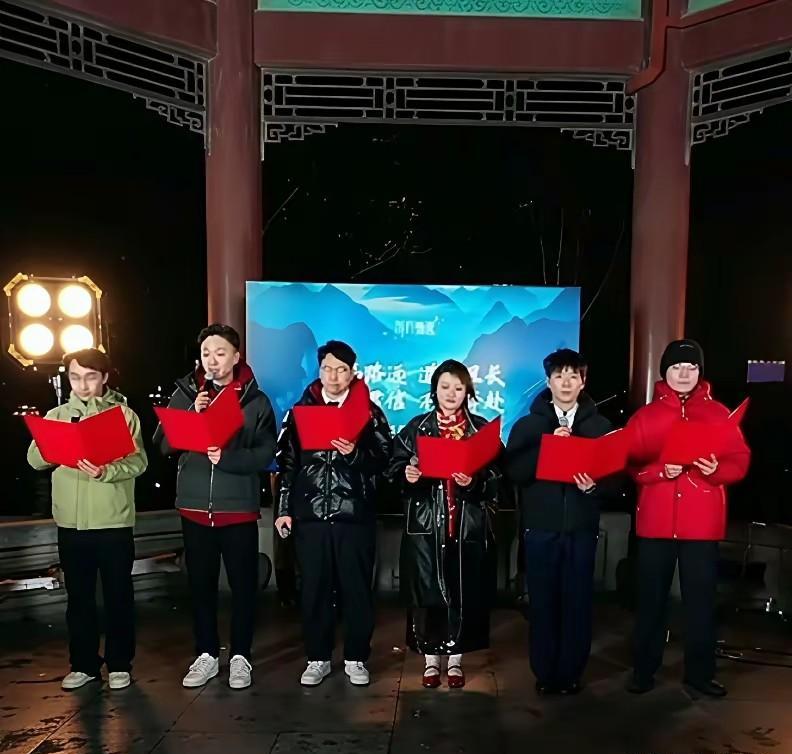 昨晚那场年会，简直就是一场赤裸裸的“团队管理能力”公开处刑！
一边是有人状态“蒸