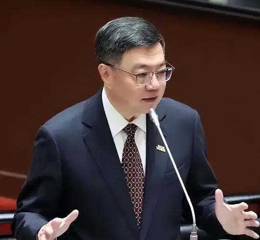 台“行政院长”卓荣泰发表声明，
 
针对巴威台风逐渐接近台湾，气象署预估10日、