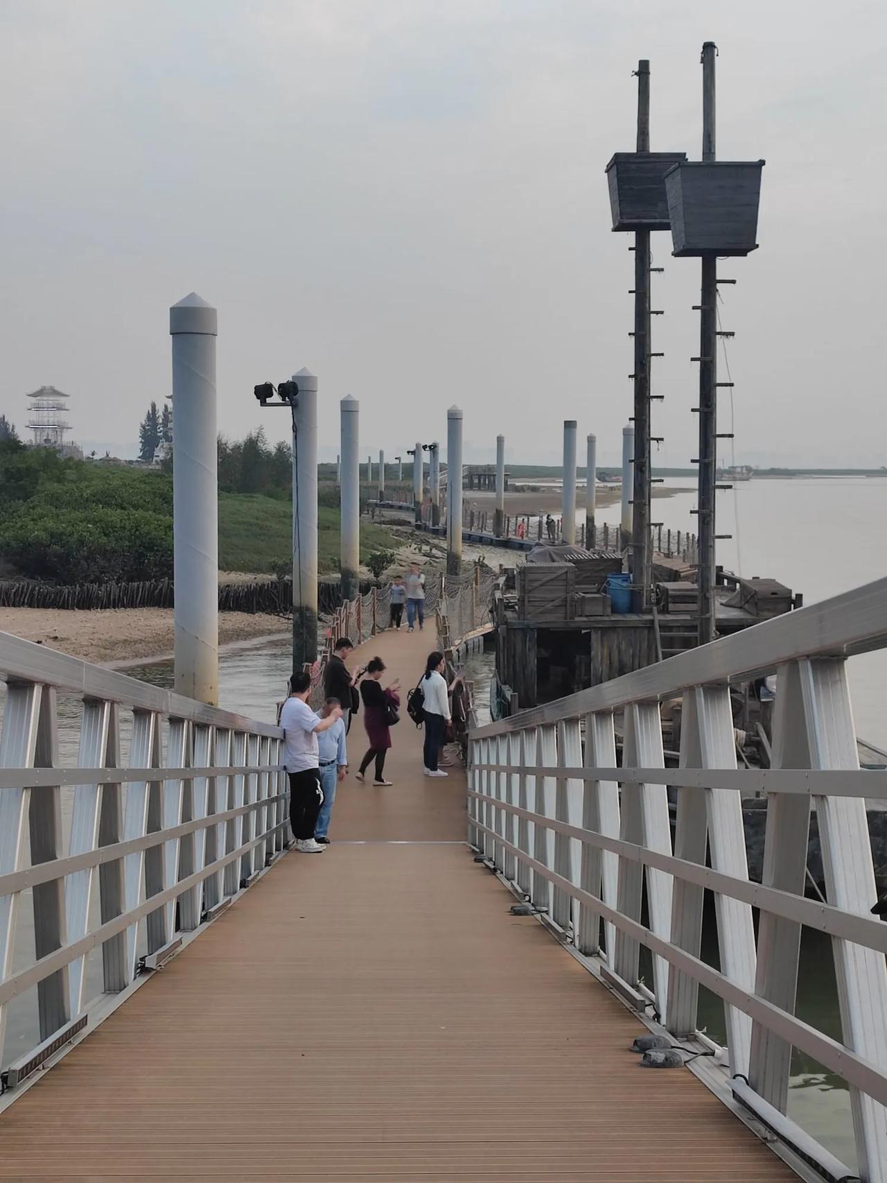 #一个人旅行是什么体验# 一个人旅行看似孤独，其实也乐在其中。你可以边走边看边思