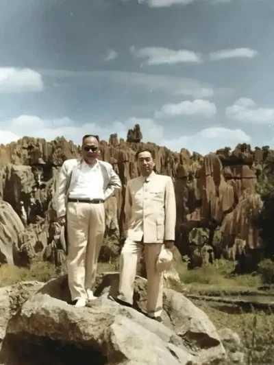 和周总理合影的这位同志，有人知道他是谁吗