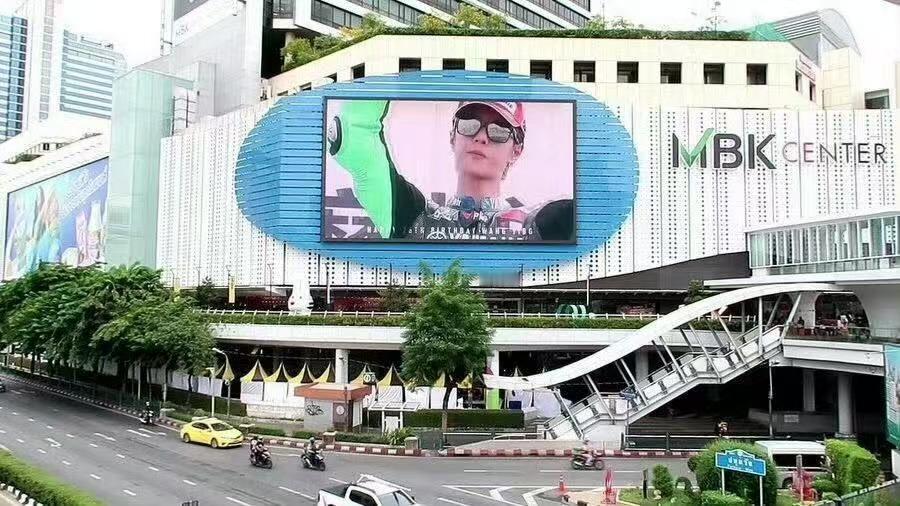 王一博泰国曼谷生日大屏王一博泰国生日大屏王一博泰国生日大屏，绝了，[舔屏][舔屏