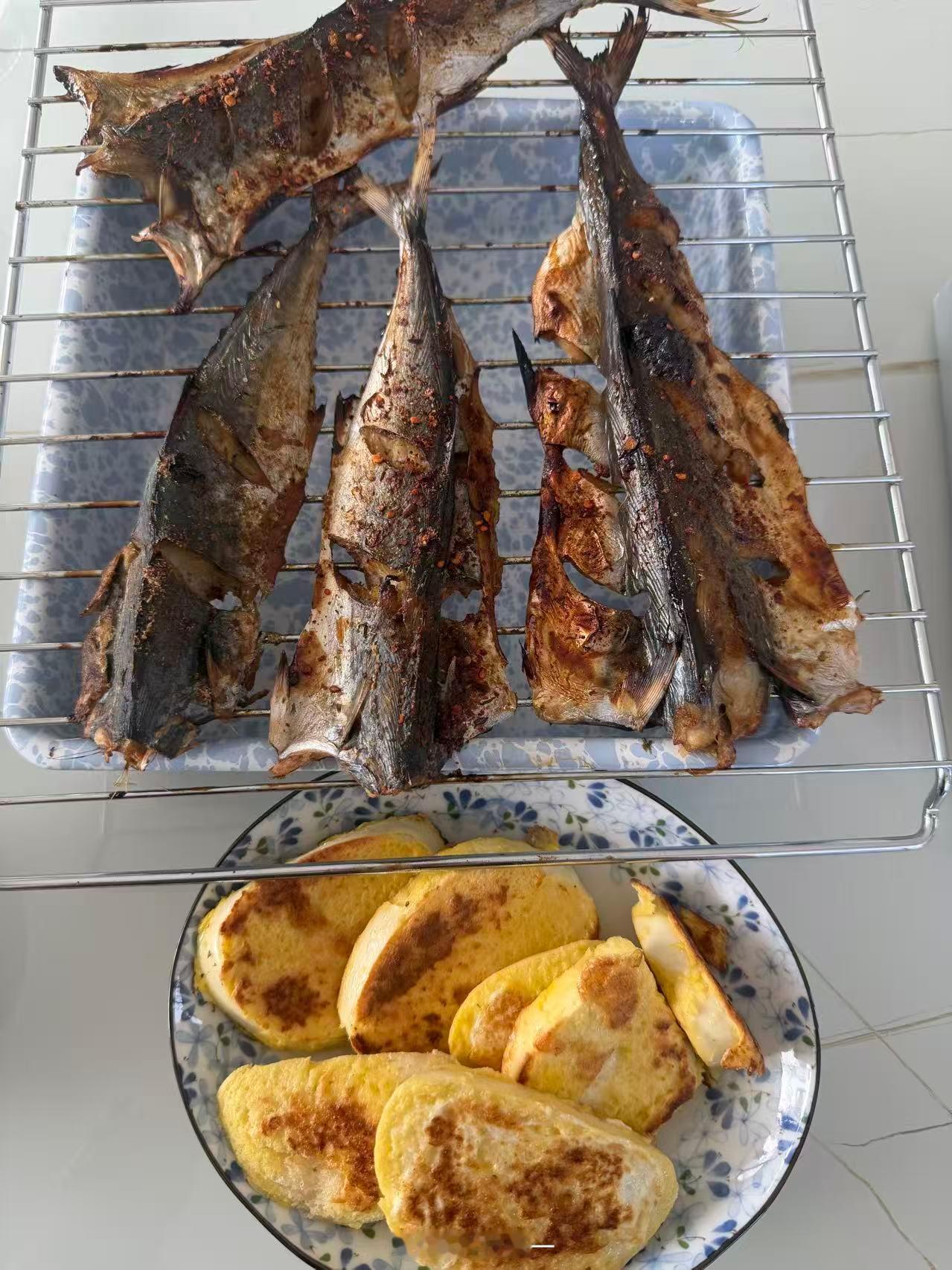 我自己钓的鱼，烤着吃，太香了[泪] ​​​