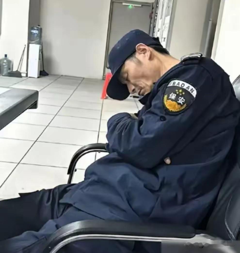 “毫无人性！连正常生理需求都不放过！”凌晨3点半，60岁保安打了16分钟盹，公司
